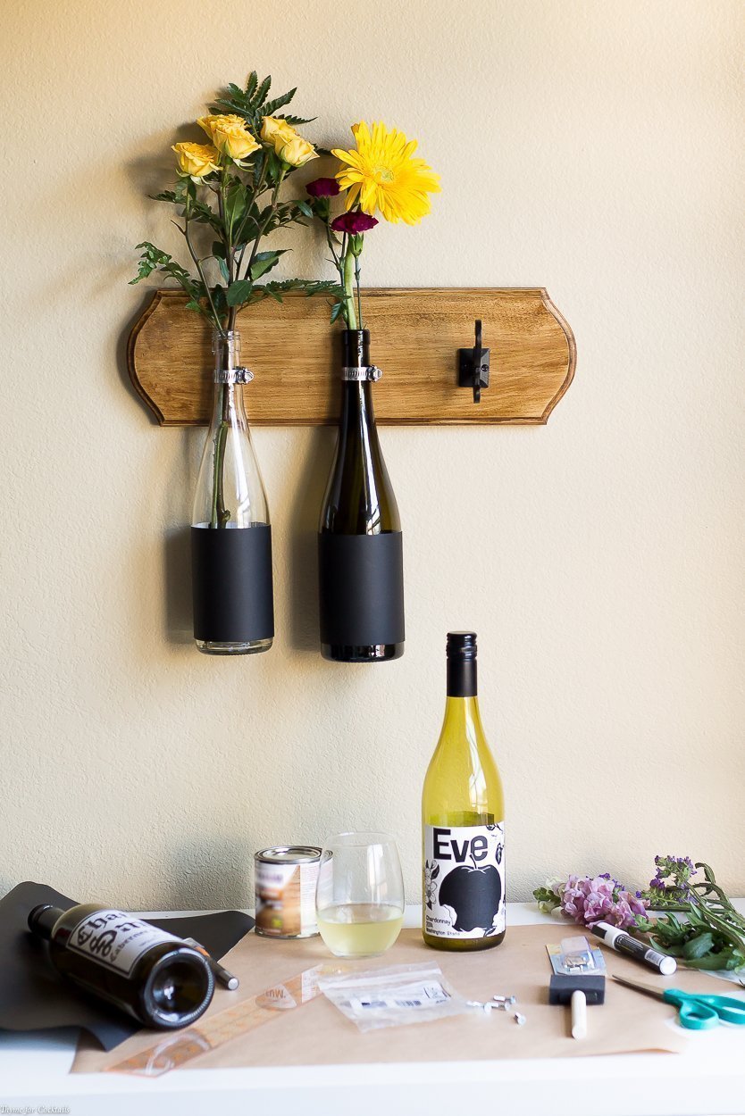 Si está buscando una forma creativa de reciclar sus botellas de vino de fin de semana, ¡no busque más! Este tutorial de jarrón de pared de botellas de vino de bricolaje es justo lo que necesita.