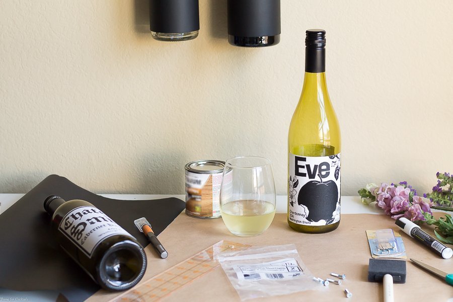 Si está buscando una forma creativa de reciclar sus botellas de vino de fin de semana, ¡no busque más! Este tutorial de jarrón de pared de botellas de vino de bricolaje es justo lo que necesita.
