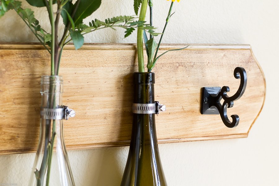 Si está buscando una forma creativa de reciclar sus botellas de vino de fin de semana, ¡no busque más! Este tutorial de jarrón de pared de botellas de vino de bricolaje es justo lo que necesita.