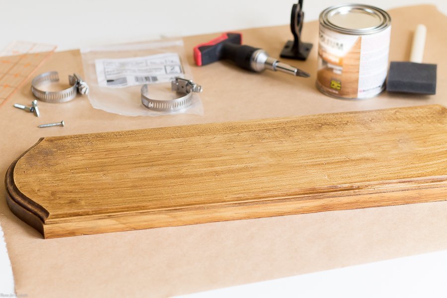 Si está buscando una forma creativa de reciclar sus botellas de vino de fin de semana, ¡no busque más! Este tutorial de jarrón de pared de botellas de vino de bricolaje es justo lo que necesita.