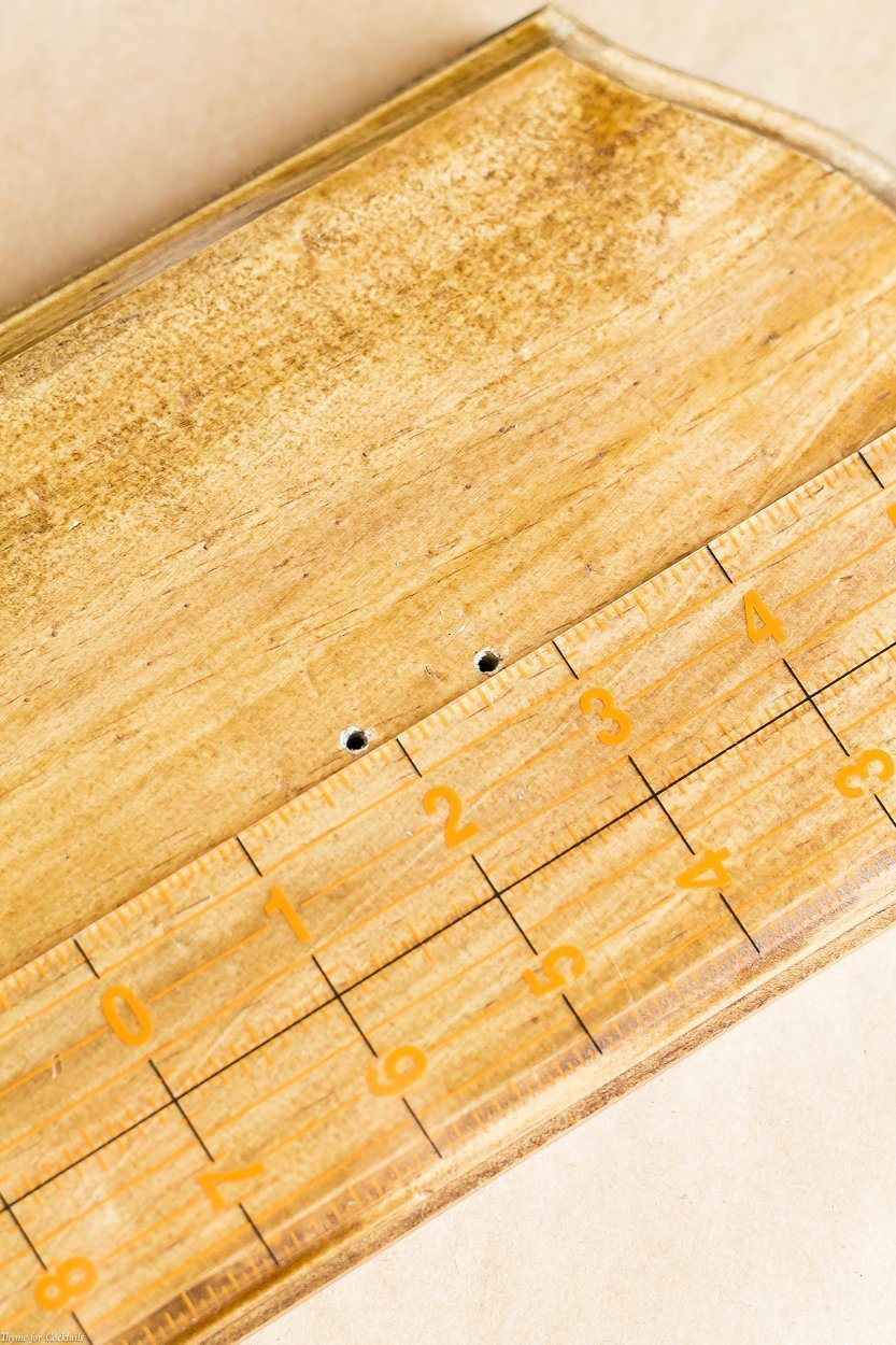 Si está buscando una forma creativa de reciclar sus botellas de vino de fin de semana, ¡no busque más! Este tutorial de jarrón de pared de botellas de vino de bricolaje es justo lo que necesita.