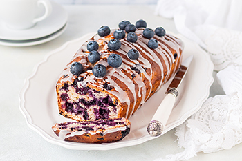 Un pastel de pan de cuajada de limón con arándanos y yogur griego | 31Daily.com