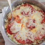 Una olla de arroz con pizza de pepperoni
