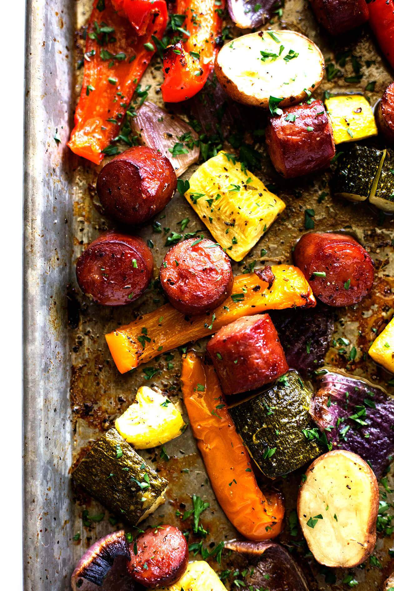 Una salchicha ahumada con papas y verduras. Una cacerola + salchichas ahumadas + papas + verduras = deliciosa y fácil comida de la noche entre semana. ¡Yeeees! | sodamndelish.com