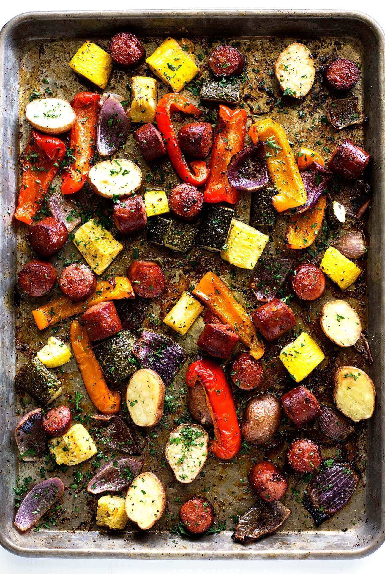 Una salchicha ahumada con papas y verduras. Una cacerola + salchichas ahumadas + papas + verduras = deliciosa y fácil comida de la noche entre semana. ¡Yeeees! | sodamndelish.com