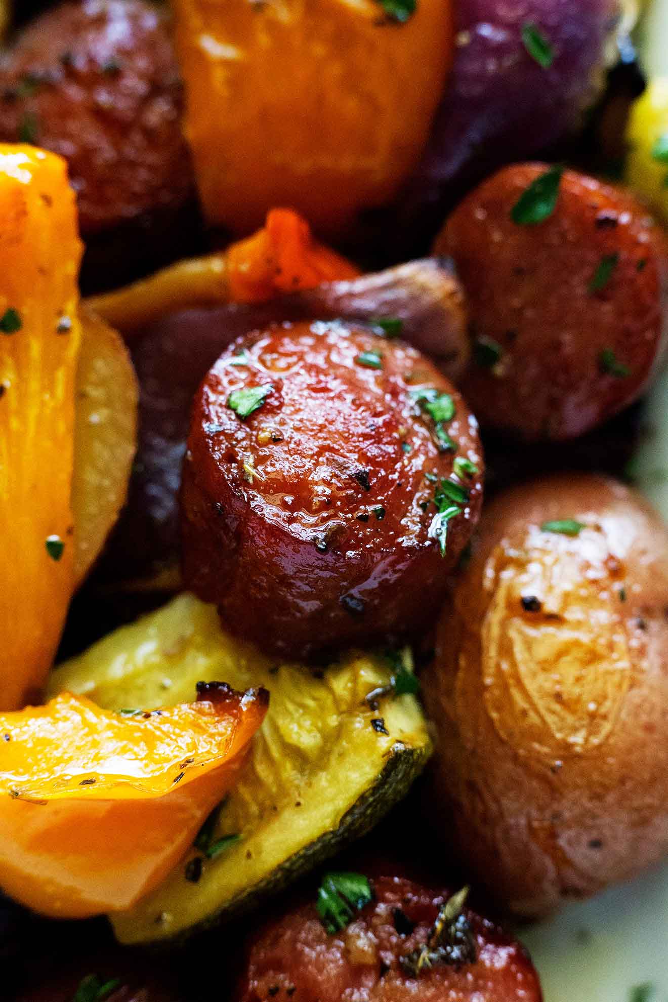 Una salchicha ahumada con papas y verduras. Una cacerola + salchichas ahumadas + papas + verduras = deliciosa y fácil comida de la noche entre semana. ¡Yeeees! | sodamndelish.com