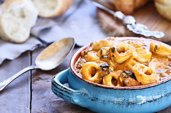 Una sopa rápida y fácil de tortellini con pollo y espinacas | 31Daily.com