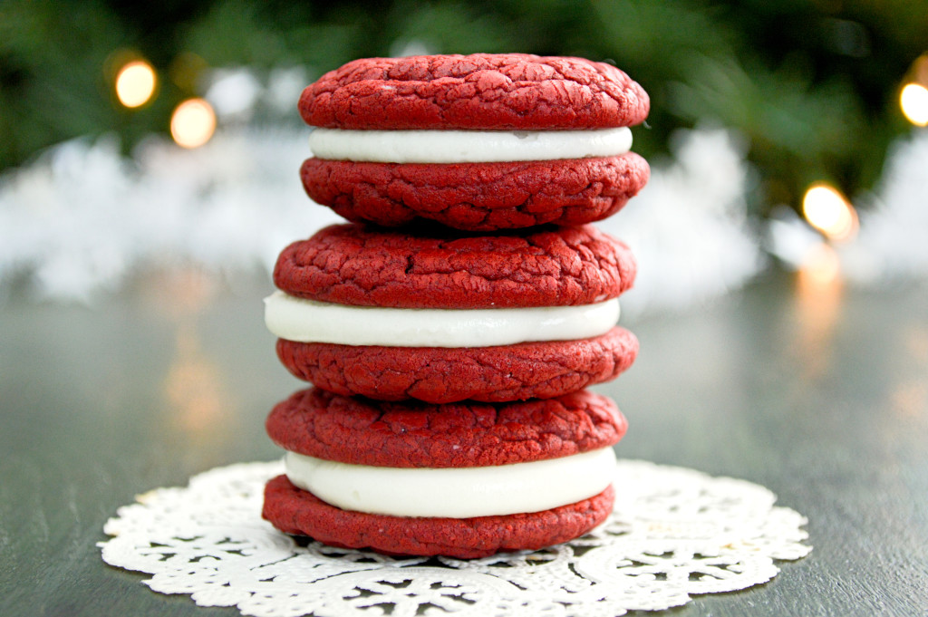 Galletas de terciopelo rojo con queso crema Frosting