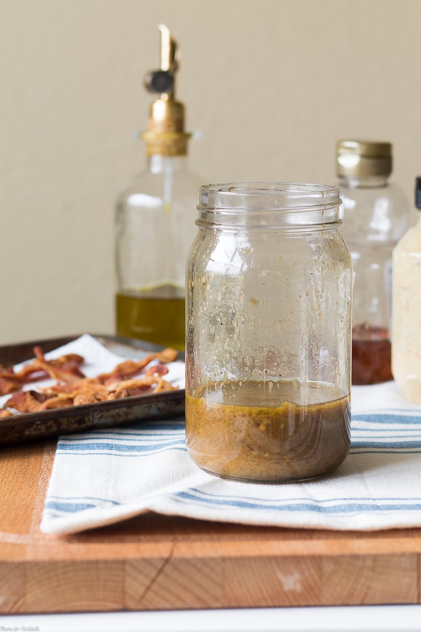 Todo es mejor con tocino, ¿verdad? Bueno, ¡una degustación de esta vinagreta tibia de mostaza y mostaza y tocino te convertirá en el mayor amante de las ensaladas!