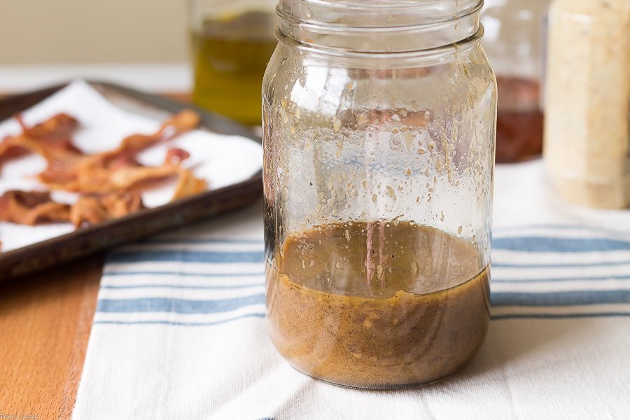 Todo es mejor con tocino, ¿verdad? Bueno, ¡una degustación de esta vinagreta tibia de mostaza y mostaza y tocino te convertirá en el mayor amante de las ensaladas!