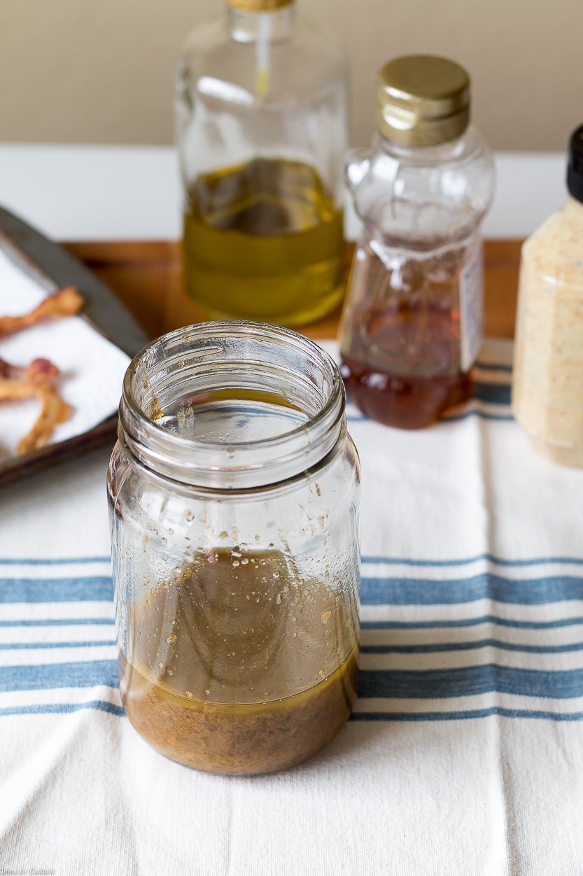 Todo es mejor con tocino, ¿verdad? Bueno, ¡una degustación de esta vinagreta tibia de mostaza y mostaza y tocino te convertirá en el mayor amante de las ensaladas!
